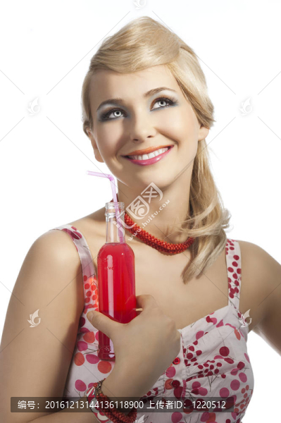 時(shí)尚夏天女孩喝酒，她微笑著抬起頭
