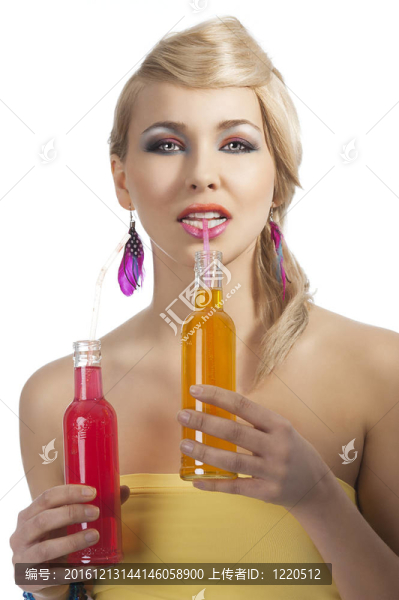 時(shí)尚夏天女孩喝酒；她喝橙汁飲料
