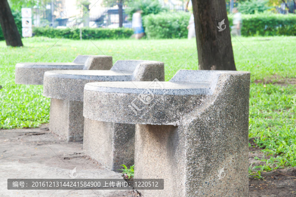 公園的石凳