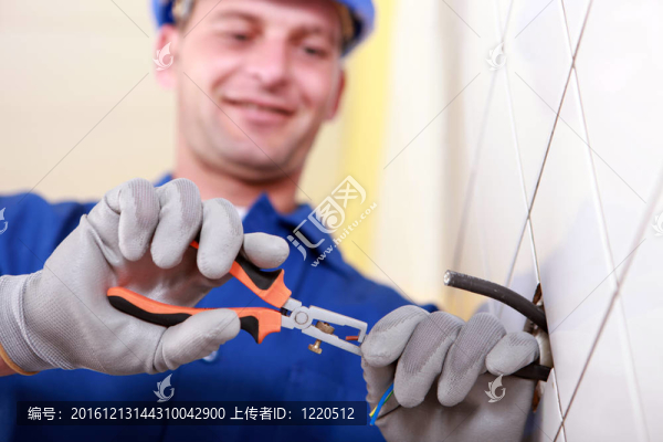 電工在工作