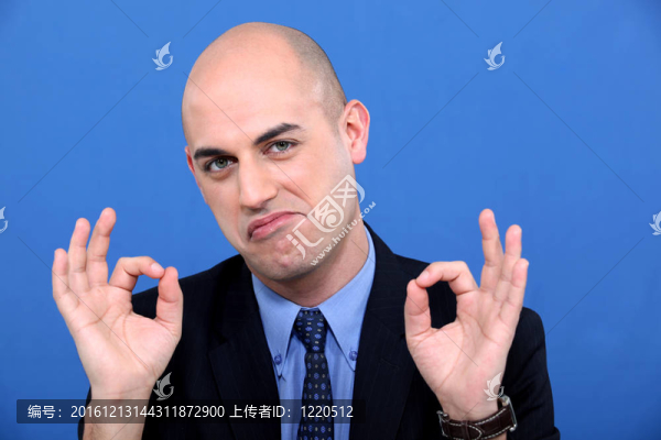 穿西裝的男子