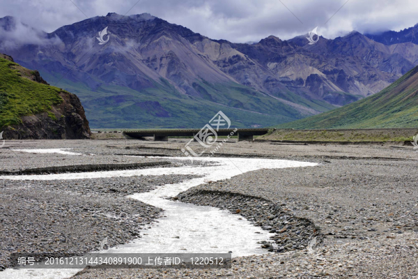 大河降低小蜿蜒溪在今年夏天在Denali