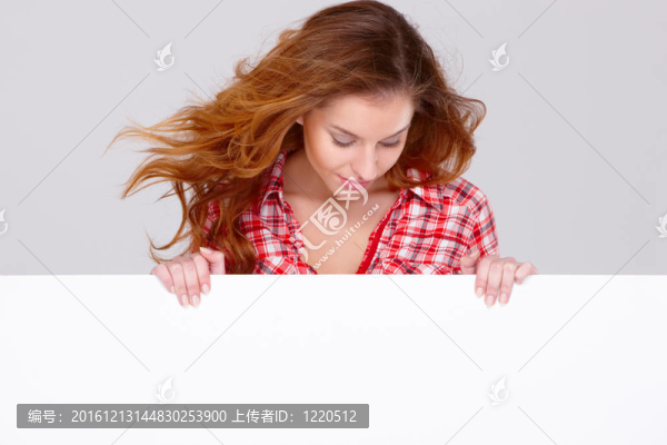年輕女子在休閑服抱空板