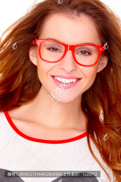 戴白色眼鏡的年輕女人肖像