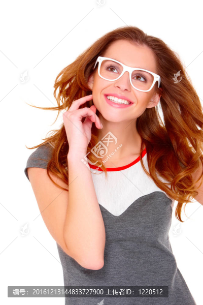 戴白色眼鏡的年輕女人肖像