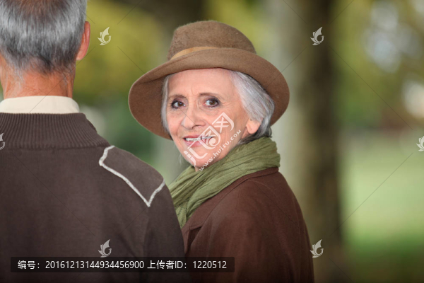 優(yōu)雅的女人看著她的肩膀