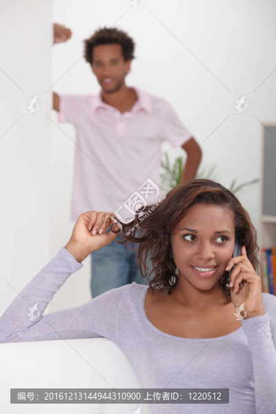 打電話的女人