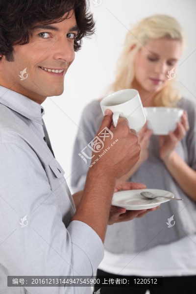 夫妻喝咖啡