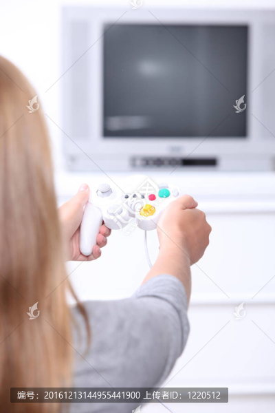 玩電腦游戲的女孩
