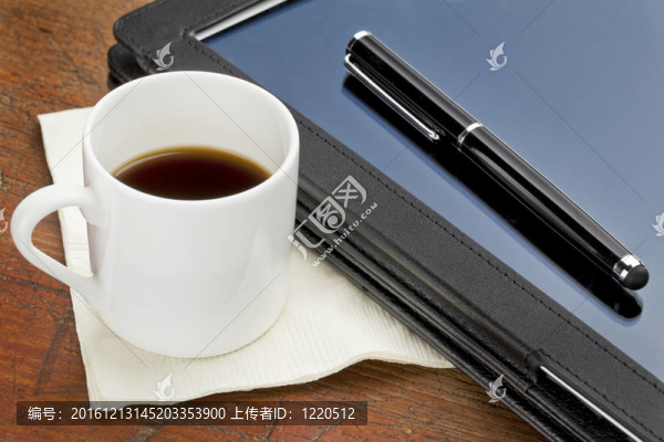 平板電腦；手寫筆和咖啡
