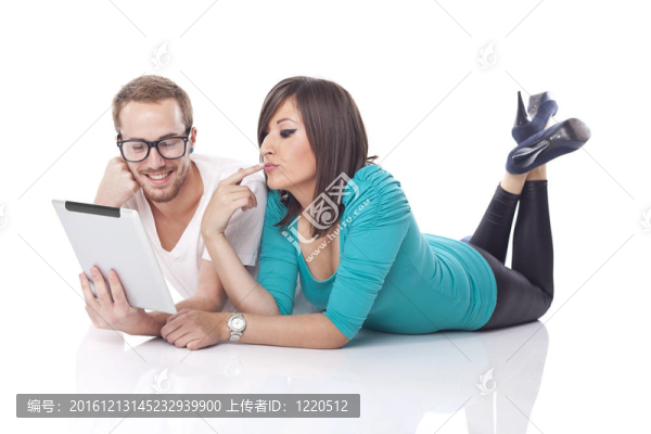 夫婦閱讀新聞與平板電腦