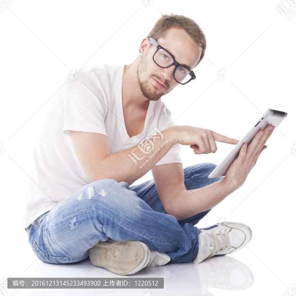 漂亮的年輕人使用平板電腦，在地板上
