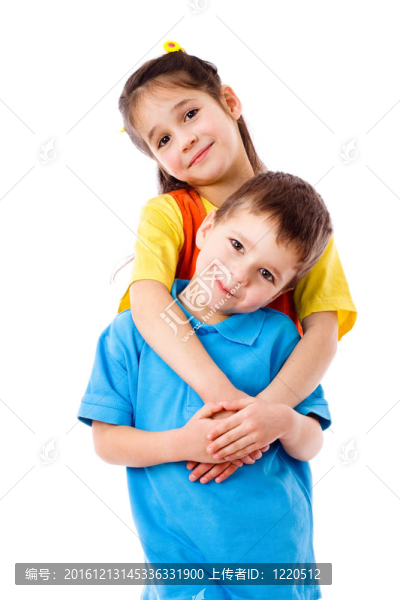 兩個微笑的小孩子站在一起