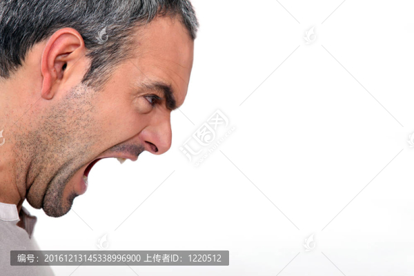 憤怒的人叫喊