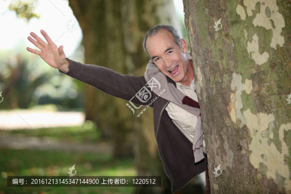 男人從樹后跳出來