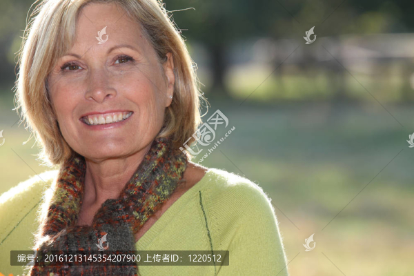 公園里的高級(jí)女人