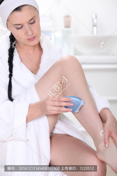 女人在浴室拔毛