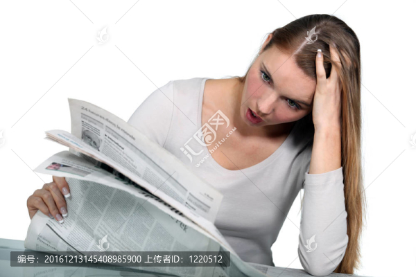 婦女在震驚中讀報紙