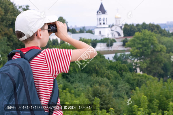 男孩用望遠鏡和背包