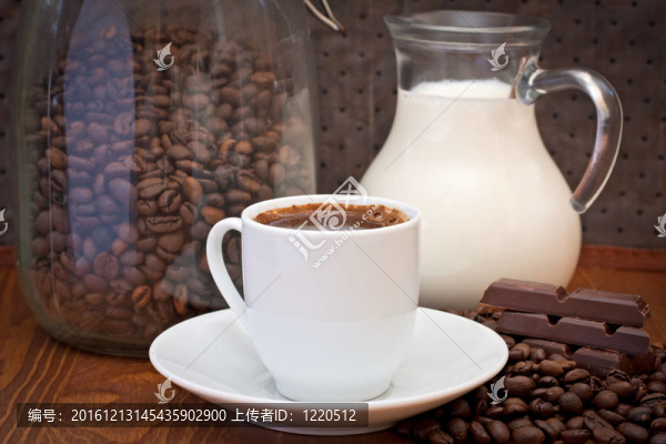 一杯咖啡；牛奶和巧克力