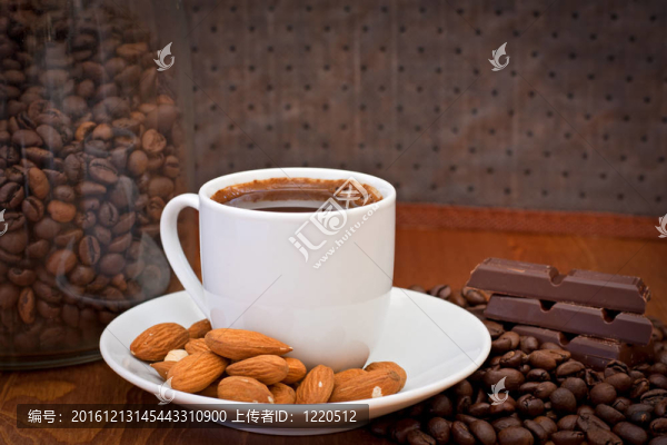 一杯咖啡；杏仁和巧克力