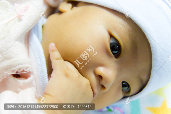 亞洲女寶寶吮手指
