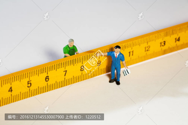 兩個(gè)工人雕像用尺子