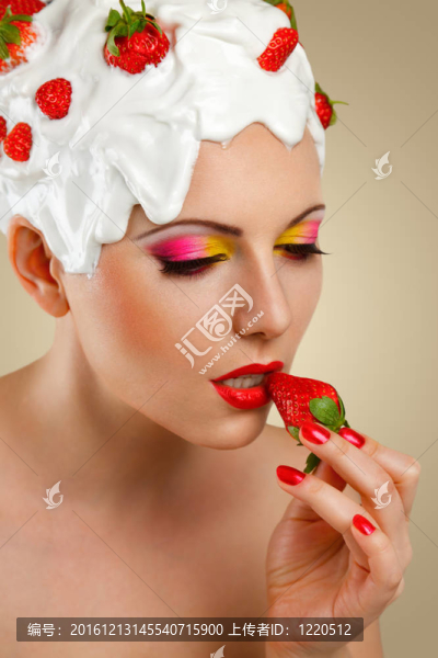 女人吃草莓