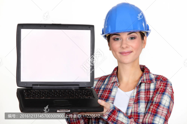 女建筑工人展示筆記本電腦。