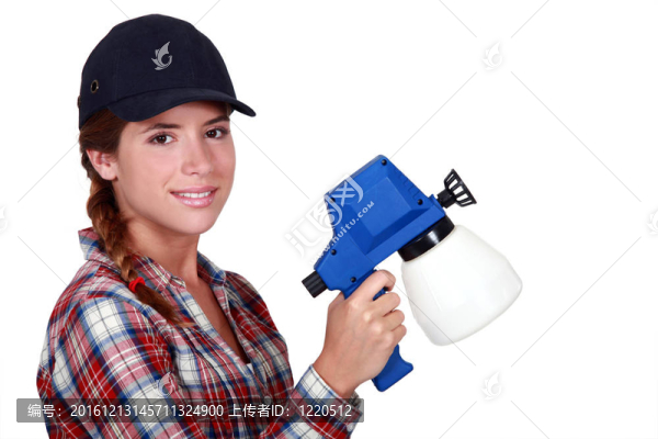 女子手持噴漆