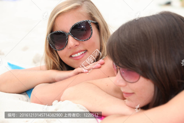 海灘上兩個(gè)女孩的肖像