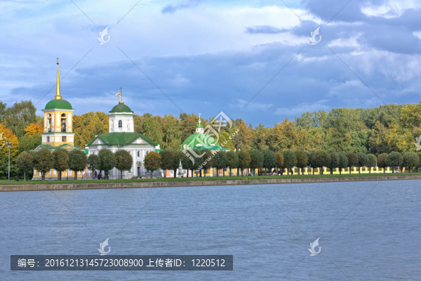 秋天的公園庫斯科沃；教會