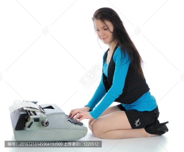 女孩與舊打字機(jī)