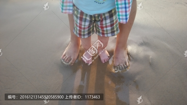 沙灘上的大小腳丫