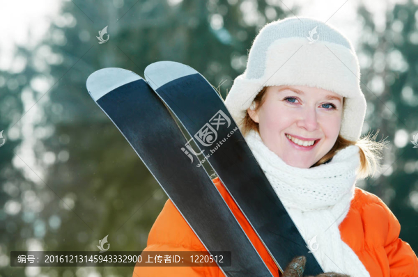 女孩在冬季服裝和滑雪