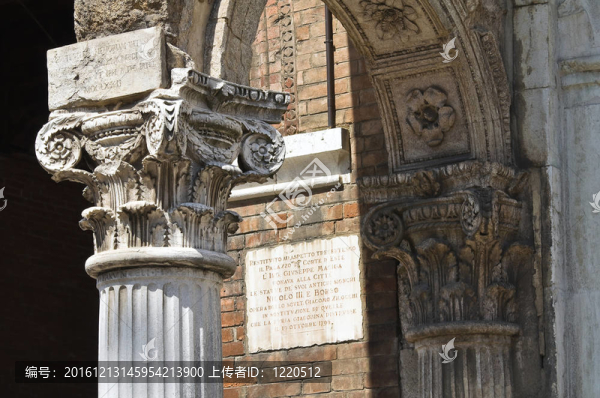 大理石柱。市政廳。Ferrara。Emilia,Romagna。意大利.