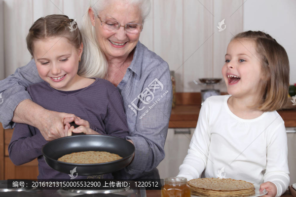 奶奶與孫女做煎餅
