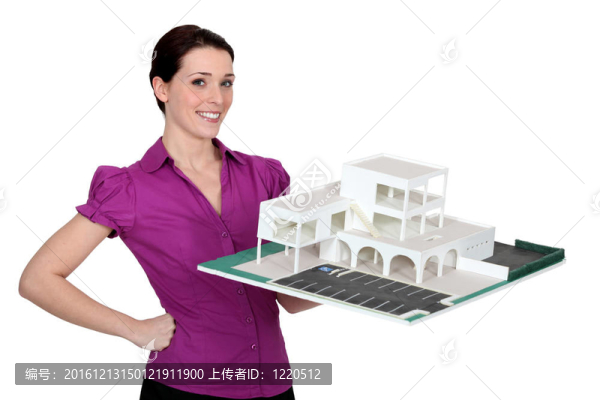 女人抱著一個(gè)建筑模型
