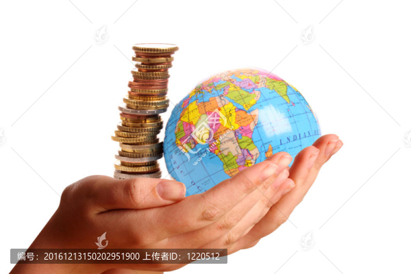兩個(gè)年輕的手在世界各地提供金錢