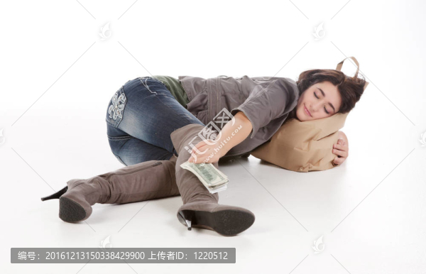 帶購物和現(xiàn)金的年輕女人