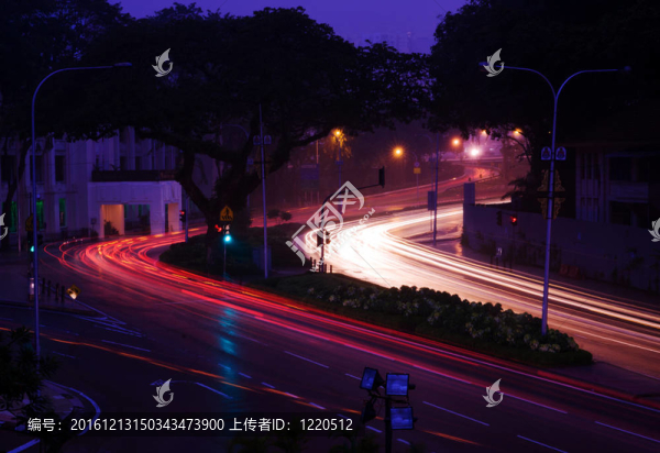 日落時汽車路燈