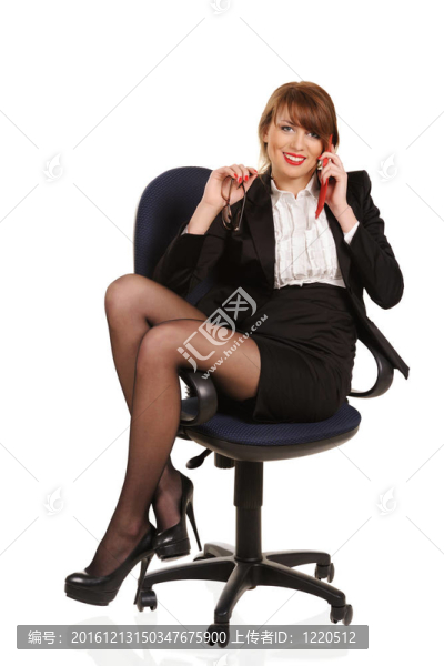 年輕微笑的商務(wù)女性坐在辦公椅上