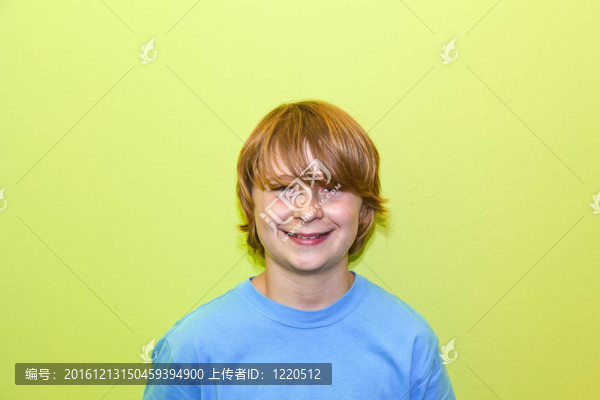 快樂微笑的小男孩黃色墻