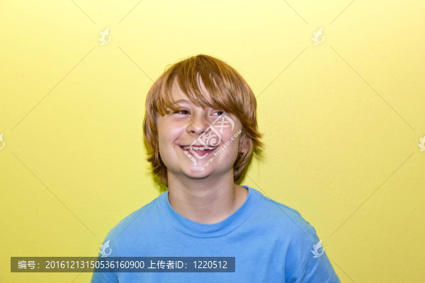 快樂微笑的小男孩黃色墻