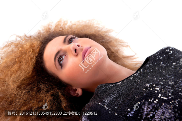 躺在白色背景上的美麗女子；攝影棚