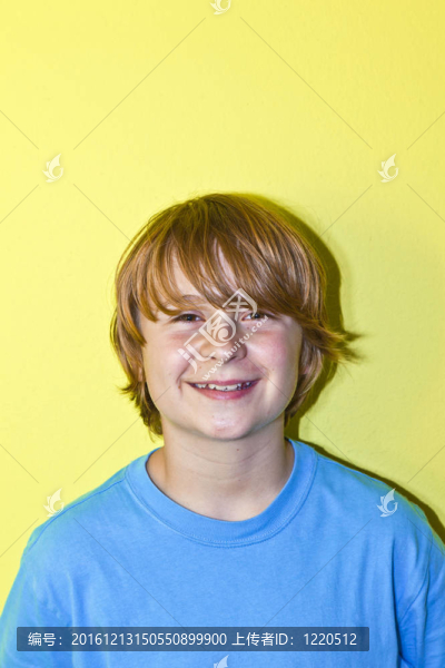 快樂微笑的小男孩黃色墻