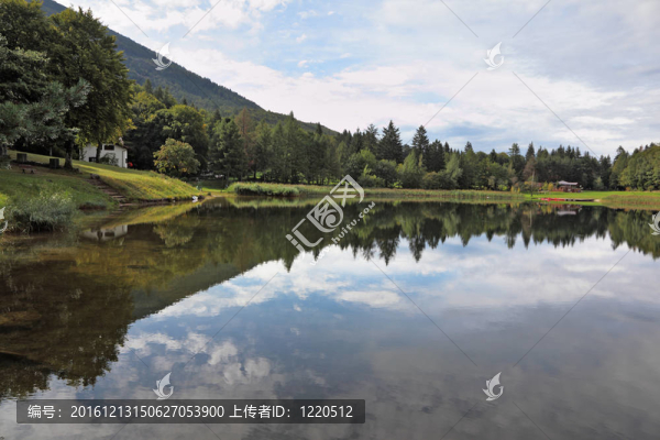 小的湖