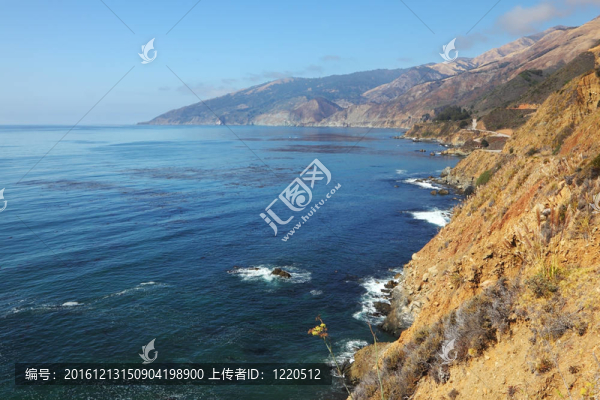 在陡峭海岸上蔚藍的海浪