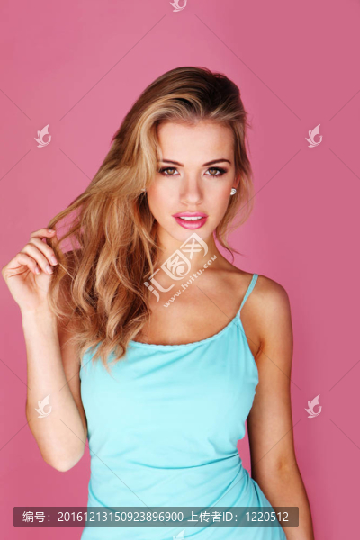 漂亮的金發(fā)女郎