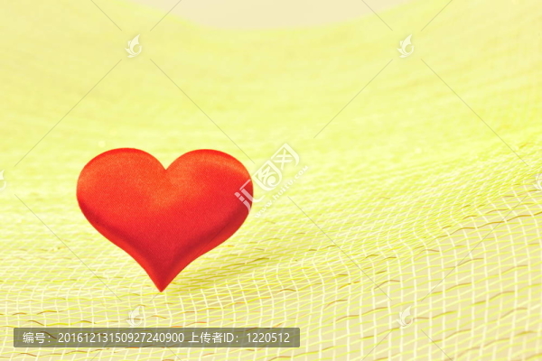 絲綢的紅色的心